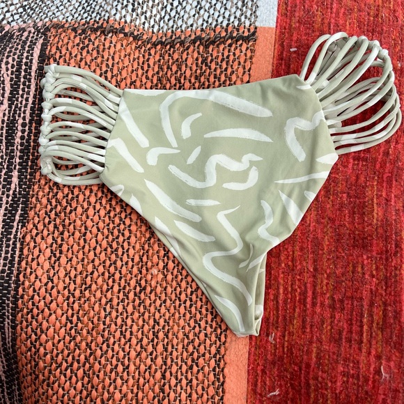 NWOT Stone Fox Simone bikini bottoms - Picture 2 of 3